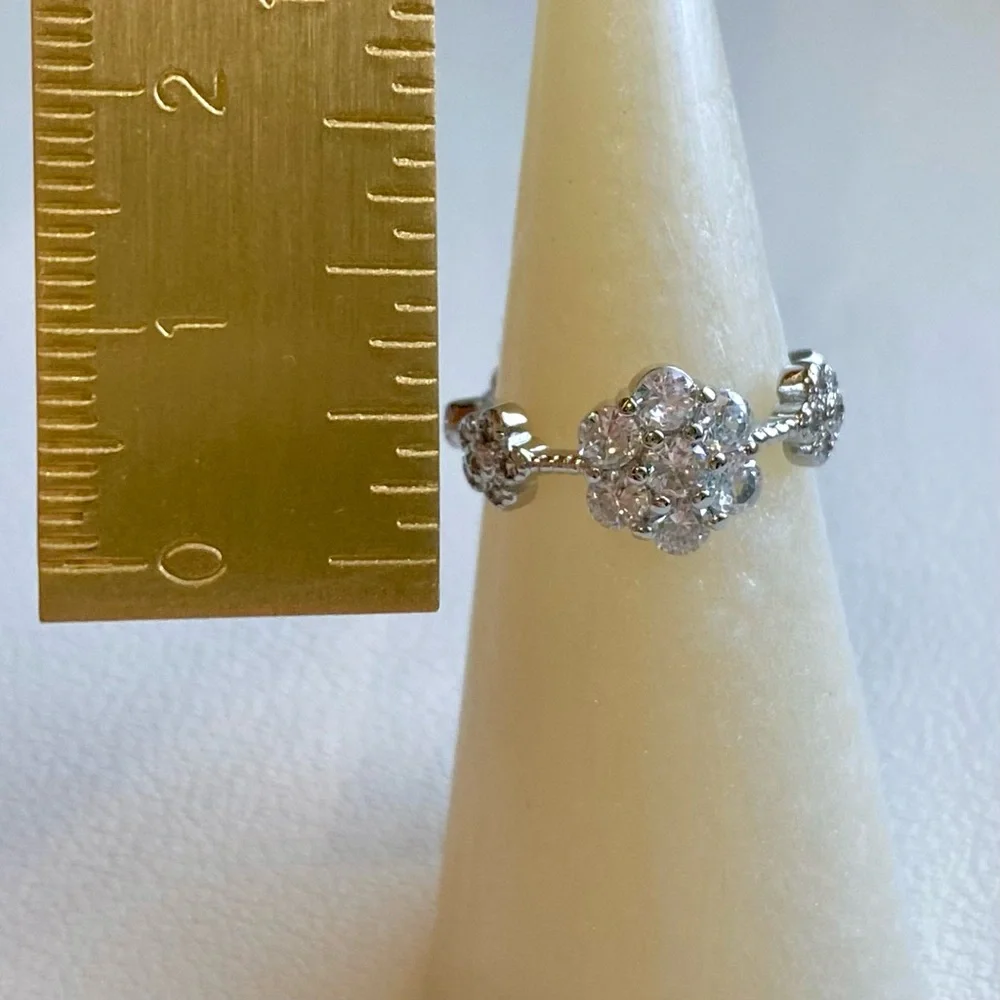 Elegant Silver Floral Ring